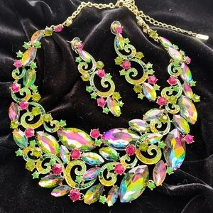 Costume jewelry/necklace/earring set